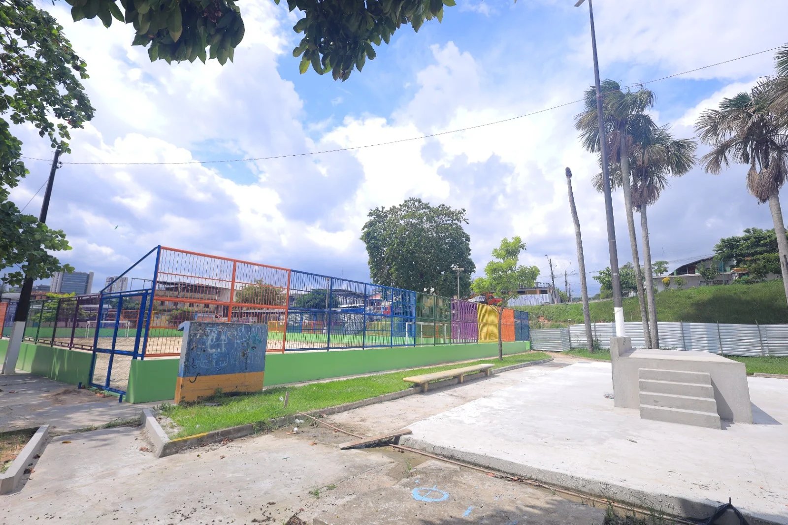 Prefeitura de Manaus transforma campo e praça do bairro Petrópolis e reforça incentivo ao esporte e lazer na zona Sul ﻿