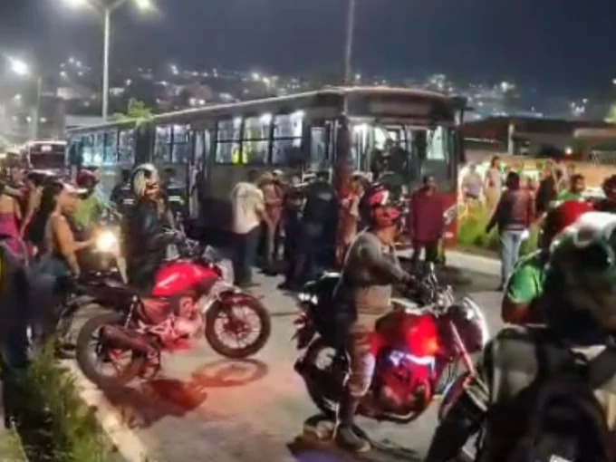 Assalto a ônibus da linha 560 termina com suspeito capturado por populares na zona norte de Manaus