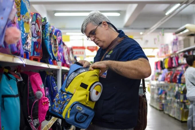 Escolas não podem exigir papel higiênico, álcool, toner e material de limpeza na lista escolar, alerta Procon-AM