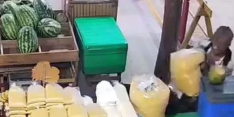 Homem é flagrado furtando saca de farinha em comércio de Itacoatiara; veja vídeo