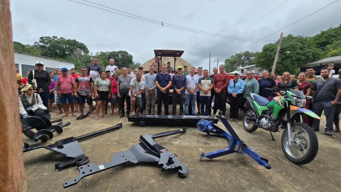 Prefeitura de Manicoré entrega máquinas agrícolas e motocicleta para fortalecer a produção e a saúde no distrito de Nazaré do Capananzinho