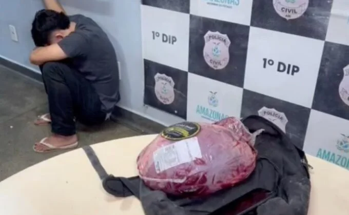 Homem é detido após furtar carnes em duas unidades do supermercado, na Zona Sul de Manaus
