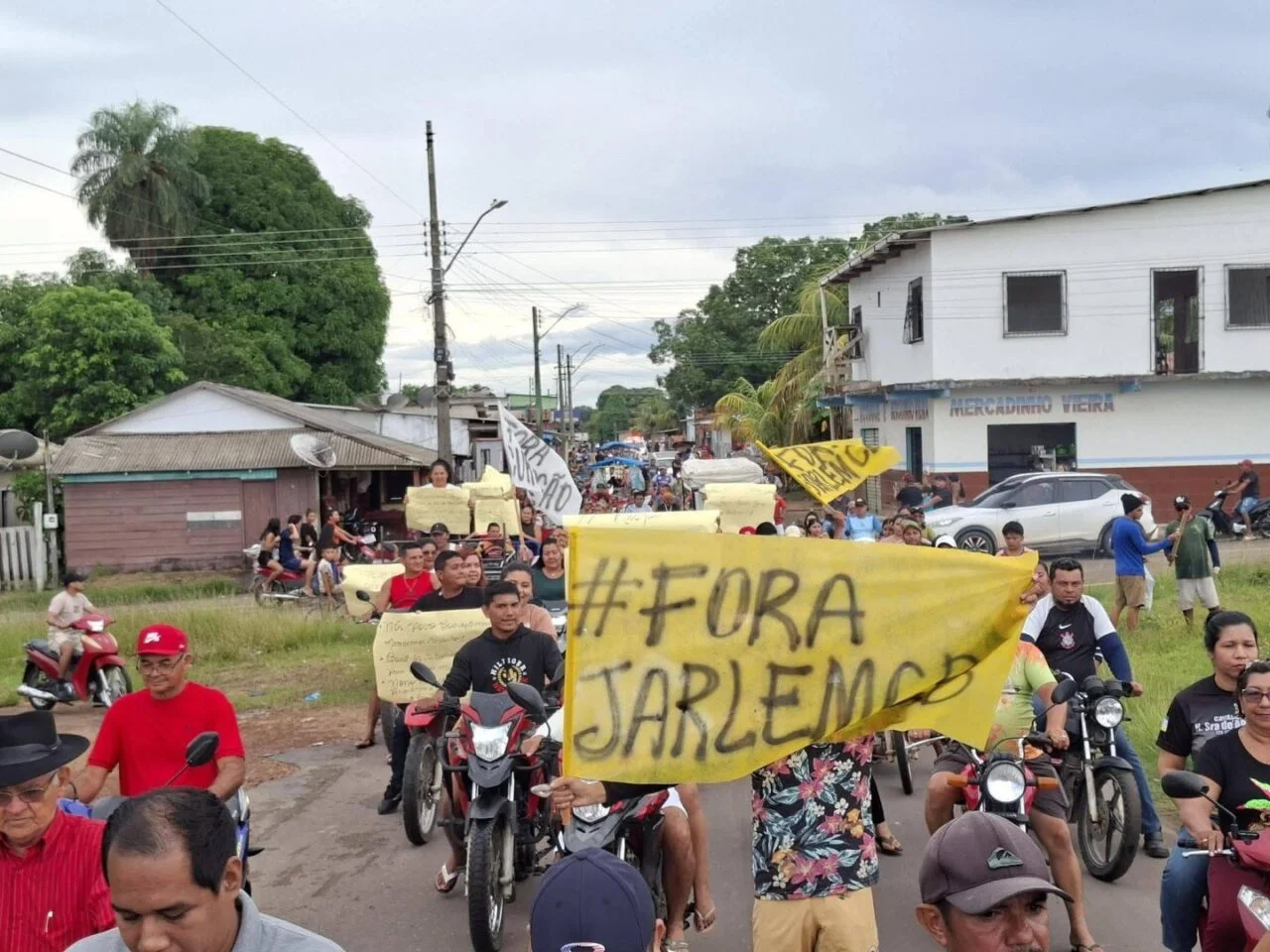 CRISE EM BOA VISTA DO RAMOS: Sob risco de cassação, prefeito Jarlem CB enfrenta protestos e denúncia de agressão 36 portal remador Um82GtMo
