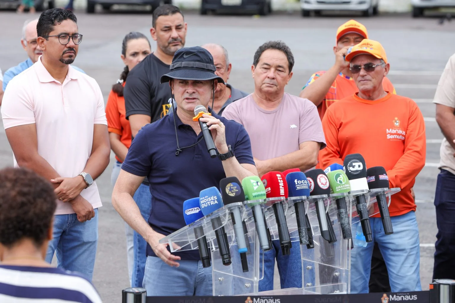 David Almeida entrega compactadores inéditos para transformar lixo de feiras em adubo em Manaus