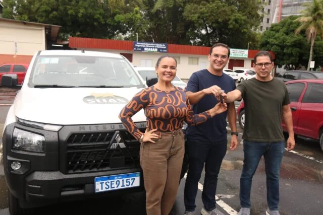 Mateus Assayag e Marcelo Ramos selam entrega de veículo 4X4 para o social em Parintins
