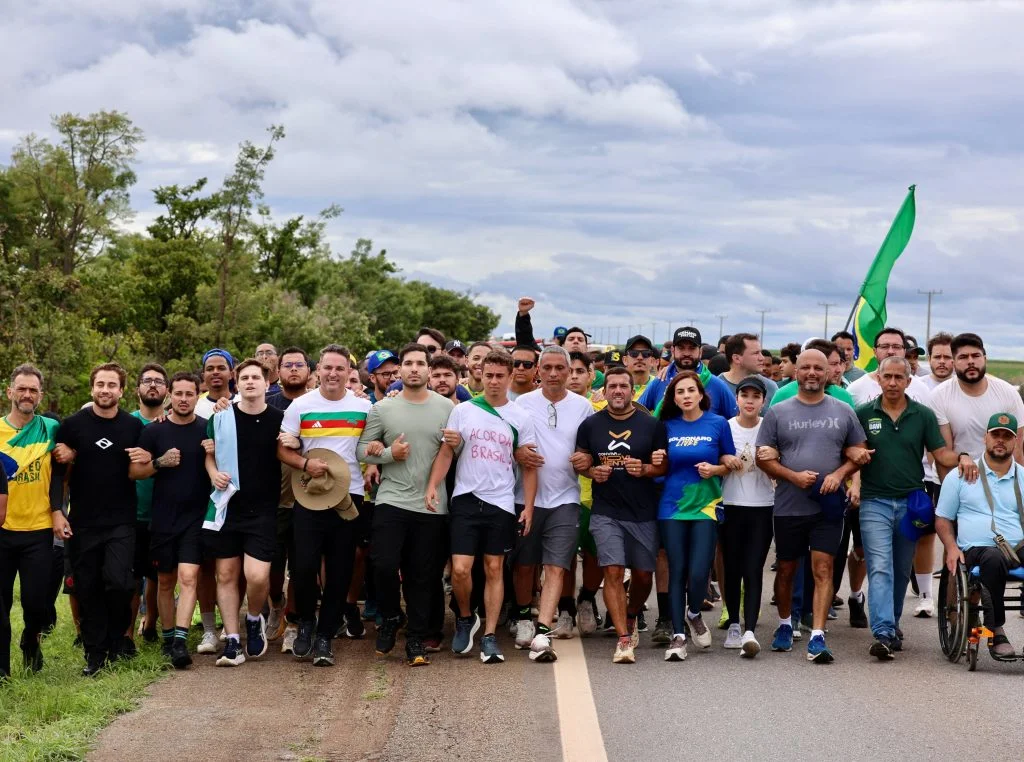 Amazonas no asfalto: Alberto Neto e Débora Menezes se unem a Nikolas Ferreira em caminhada rumo a Brasília