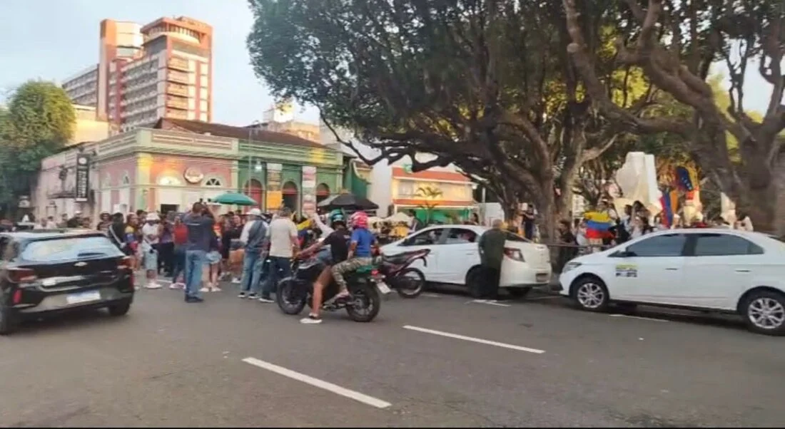 Venezuelanos comemoram prisão de Maduro em Manaus enquanto avião aterrissa em Nova York