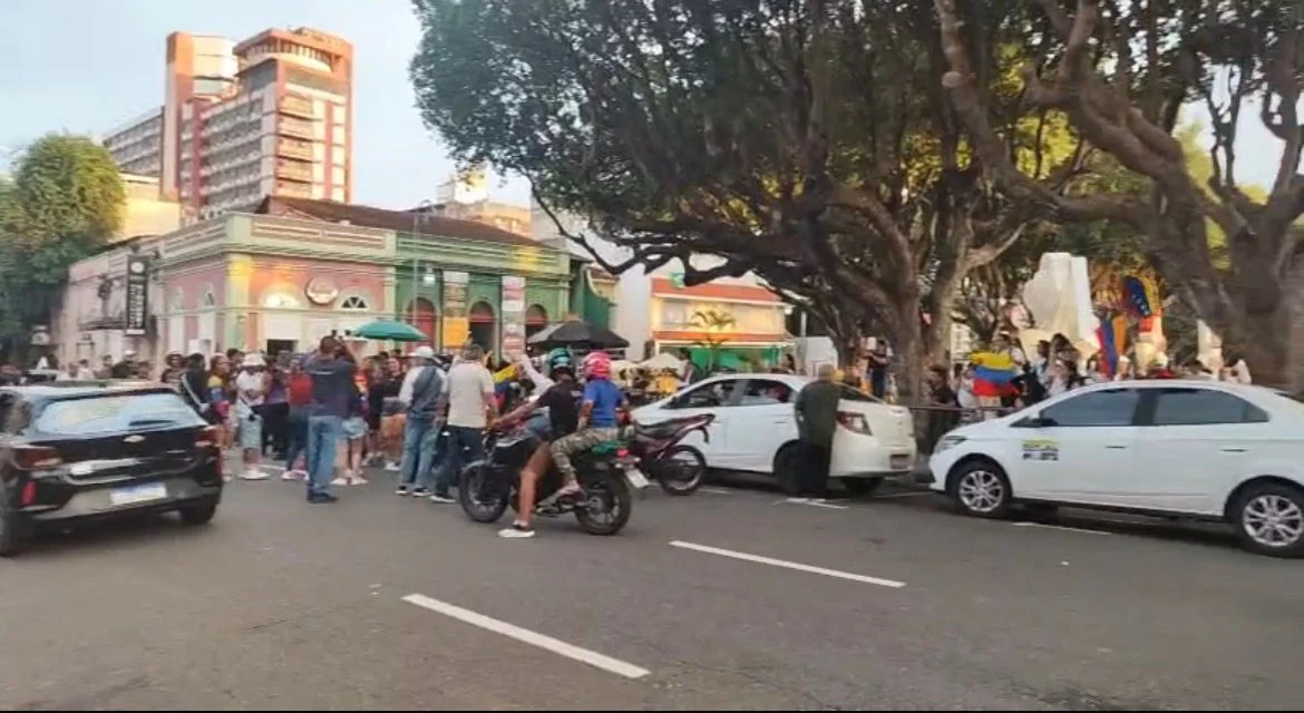 Venezuelanos comemoram prisão de Maduro em Manaus enquanto avião aterrissa em Nova York