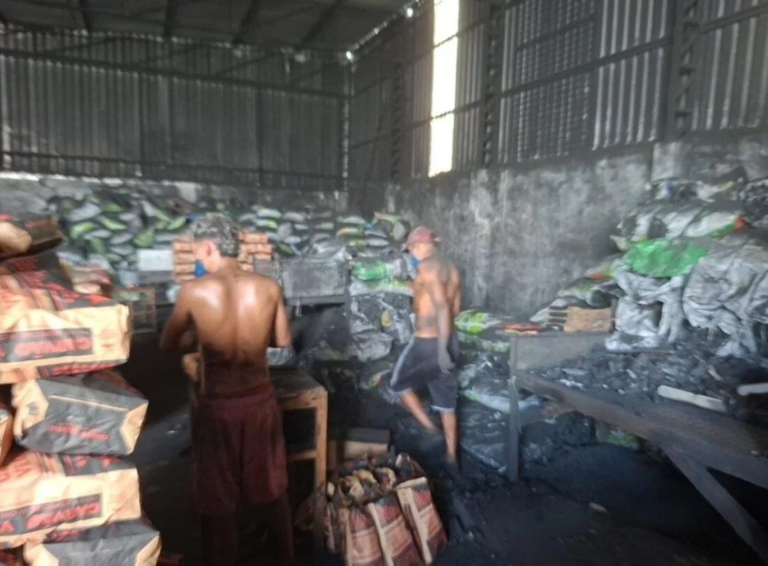 Fiscalização do Ipaam multa empresa de carvão no bairro Novo Aleixo em Manaus