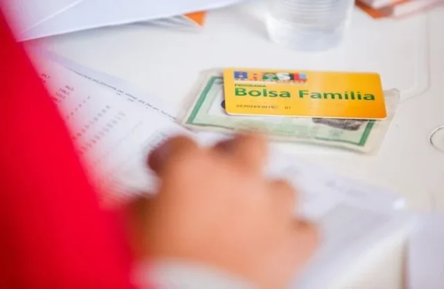 É falso que saque em dinheiro do Bolsa Família foi proibido 16 É falso que saque em dinheiro do Bolsa Família foi proibido