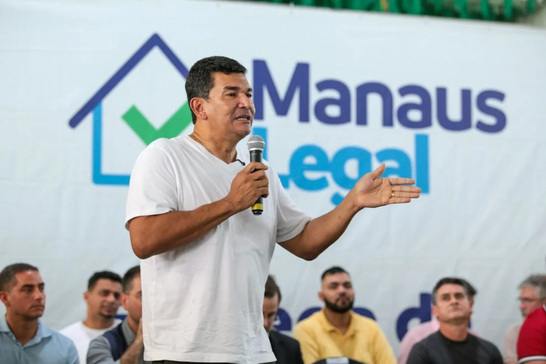 Jesus Alves entrega 750 registros de imóveis a famílias do São Lázaro