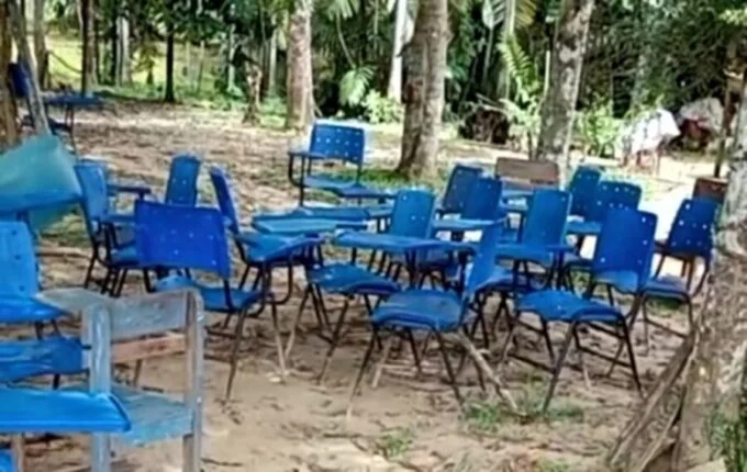 Cadeiras escolares são encontradas abandonadas em terreno em Eirunepé