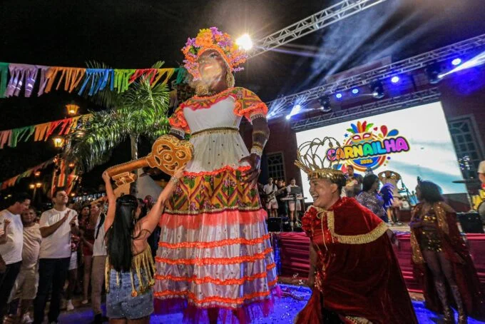 Sob um céu iluminado por fogos de artifício e ao som das clássicas marchinhas, a boneca aportou na Praça Eduardo Ribeiro para dar o pontapé inicial na temporada momesca de 2026.