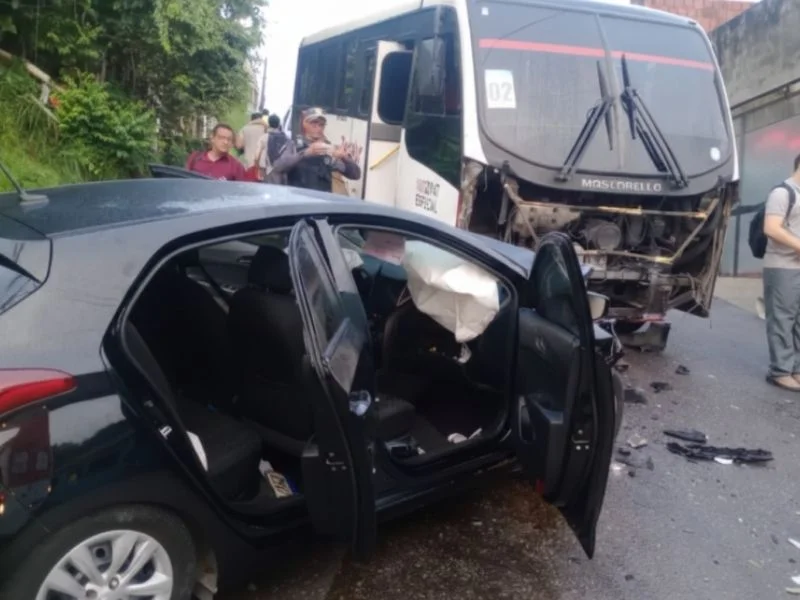 Motorista de 67 anos morre preso às ferragens em colisão violenta com ônibus