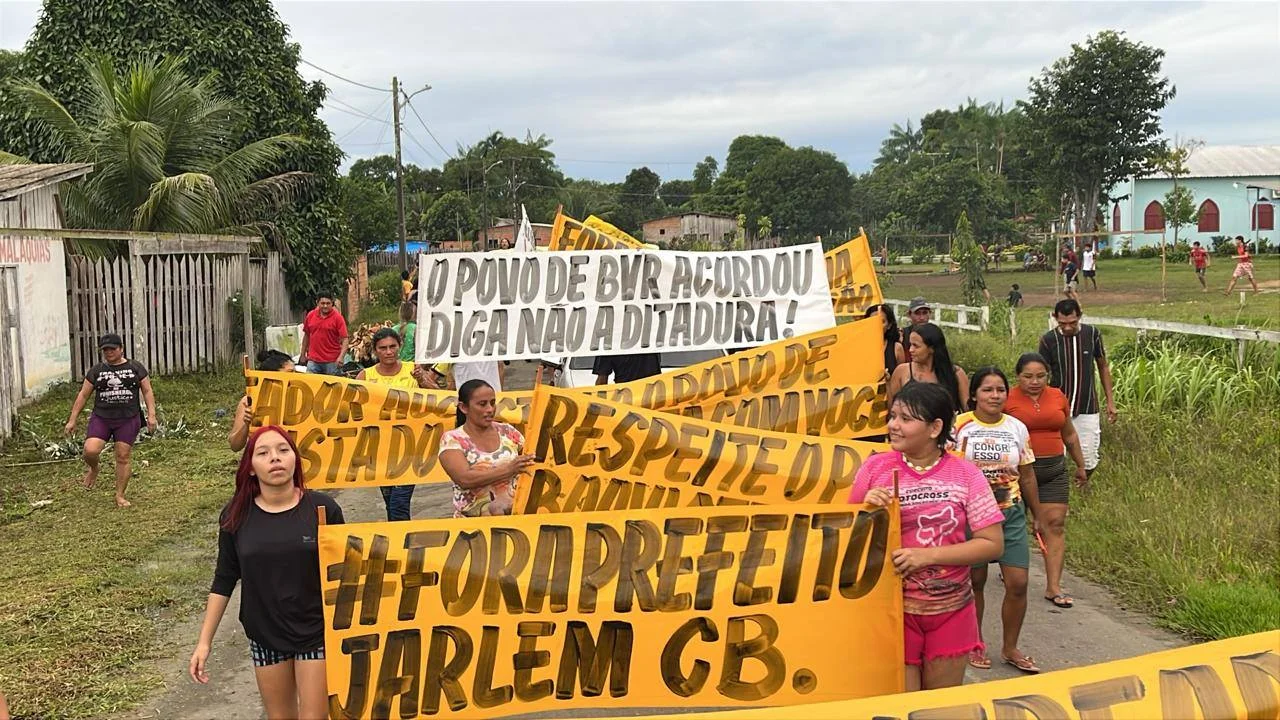 CRISE EM BOA VISTA DO RAMOS: Sob risco de cassação, prefeito Jarlem CB enfrenta protestos e denúncia de agressão 33 portal remador oirY2ndO
