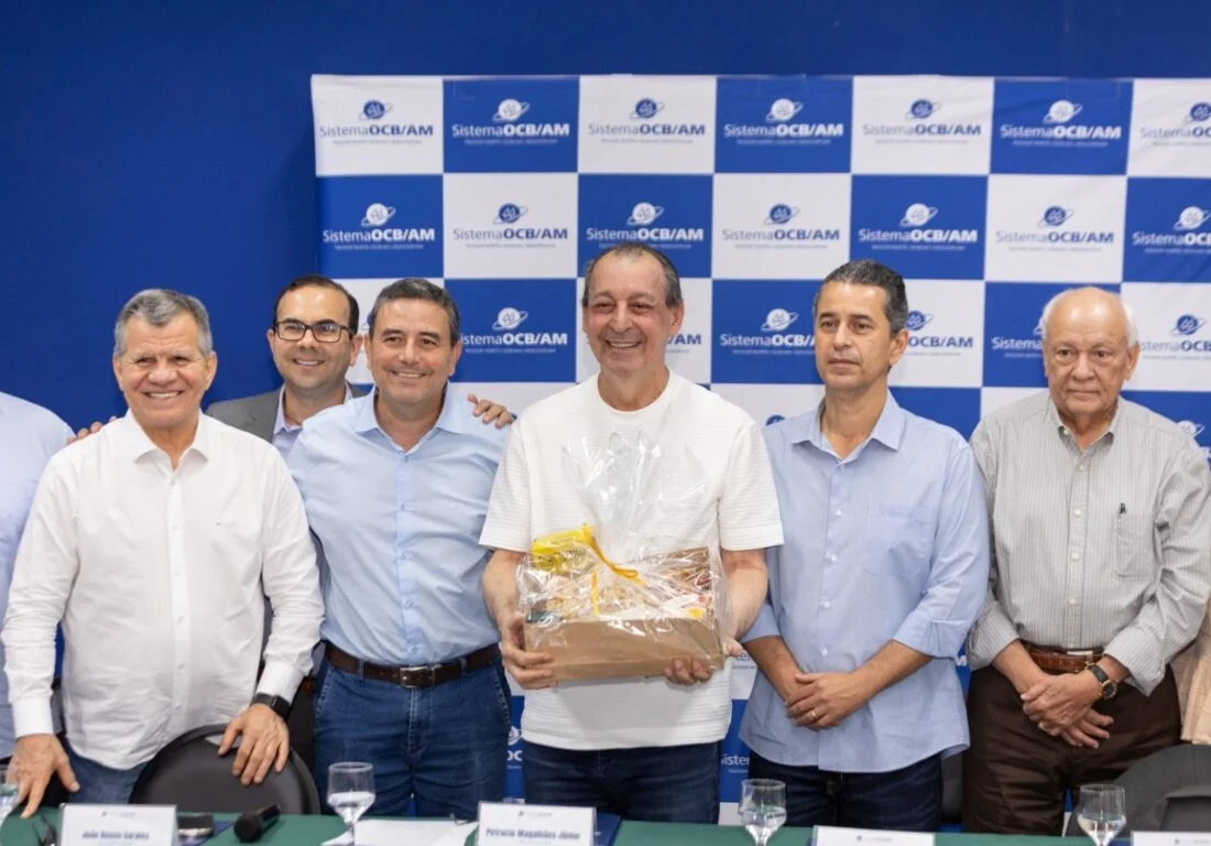 Senador Omar Aziz em reunião com OCB-AM, Suframa e Fieam na Casa do Cooperativismo em Manaus.