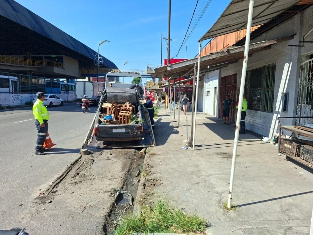 Prefeitura de Manaus remove veículos abandonados que obstruíam calçada na avenida Noel Nutels