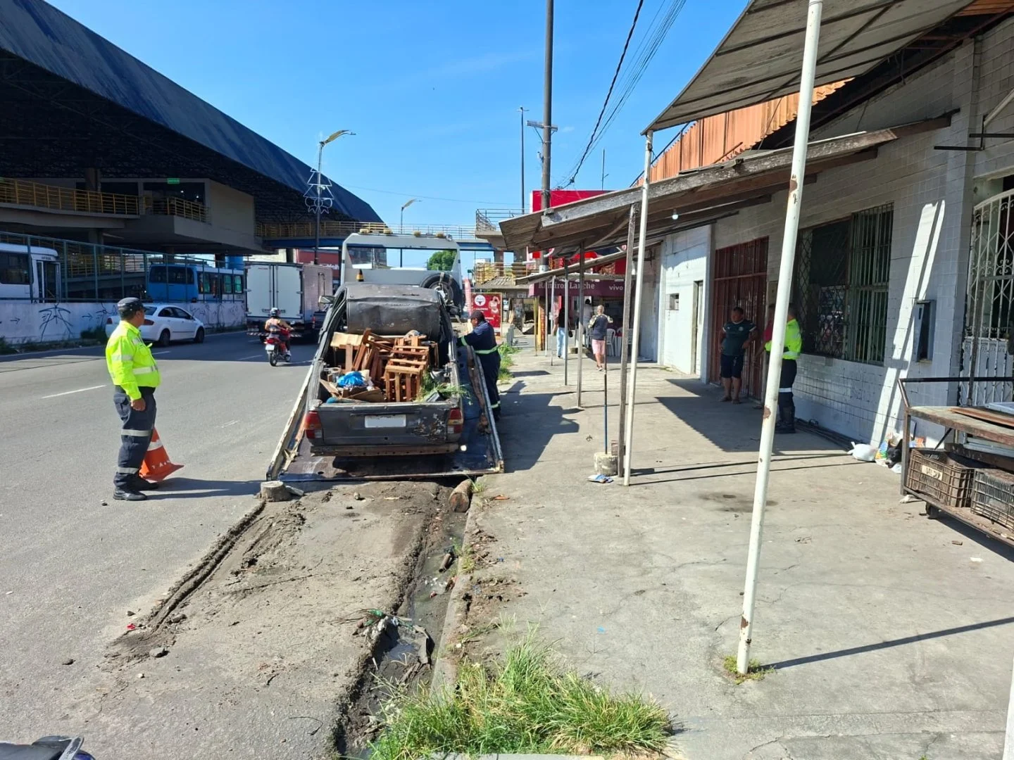 Prefeitura de Manaus remove veículos abandonados que obstruíam calçada na avenida Noel Nutels