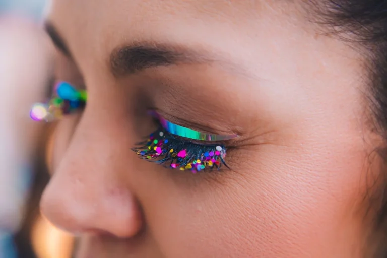 Carnaval do Amazonas: cuidados com maquiagem, glitter e sprays que podem causar lesões nos olhos