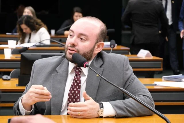 Fausto Jr. apresenta emendas para impedir exclusão de pescadores ribeirinhos na reforma do Seguro-Defeso