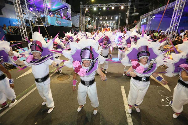 Carnaval de Curitiba 2026: Multidão lota Marechal Deodoro em noite de desfiles e homenagem a Parintins - portal Remador