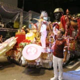 HISTÓRICO! Deixa Falar quebra hegemonia das veteranas e é a grande campeã do Carnaval de Curitiba 2026