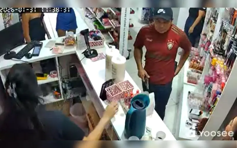 Criminosos invadiram a loja Amada Cosméticos na Rua Aratiba; Polícia Civil (9º DIP) divulga imagens e pede ajuda da população para identificar a dupla que agiu com ironia e violência.