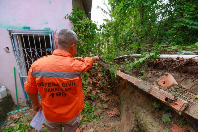 Chuva intensa na madrugada desta segunda-feira (2) deixou rastro de destruição na zona Norte; prefeitura aciona assistência social para famílias que perderam casas.