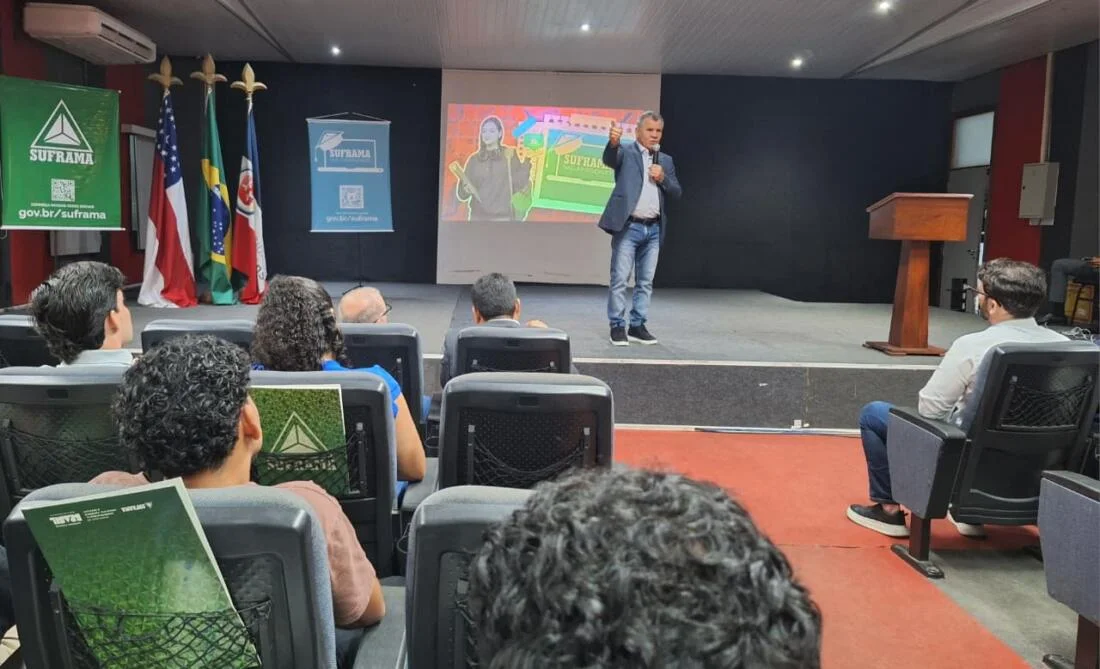 Bosco Saraiva lota auditório na Nilton Lins e convoca acadêmicos para a defesa da Zona Franca