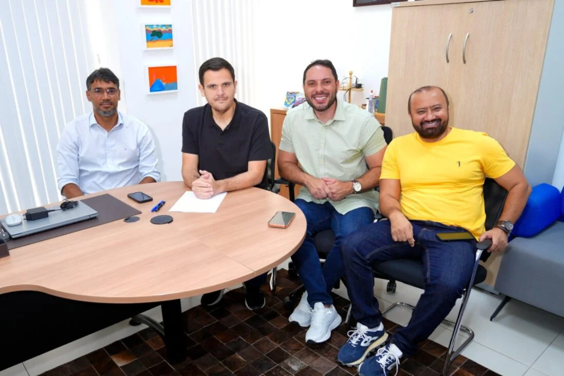 Pagamento anunciado nesta sexta-feira (30) beneficia professores e administrativos com valores de até R$ 6 mil; medida movimenta o comércio e reconhece liderança de Manaus no Ideb.