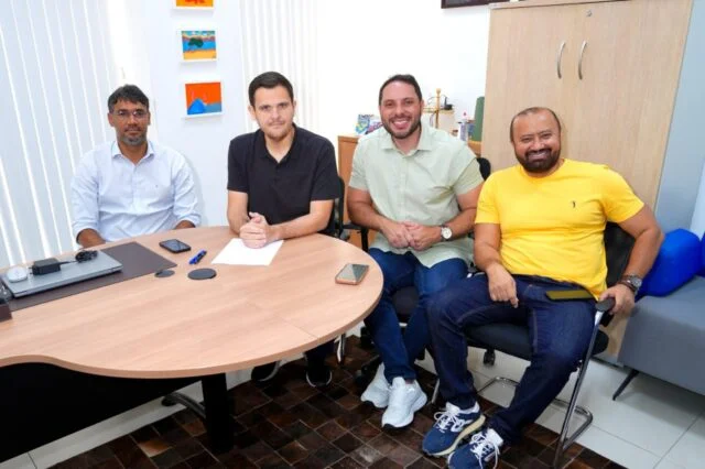 Pagamento anunciado nesta sexta-feira (30) beneficia professores e administrativos com valores de até R$ 6 mil; medida movimenta o comércio e reconhece liderança de Manaus no Ideb.