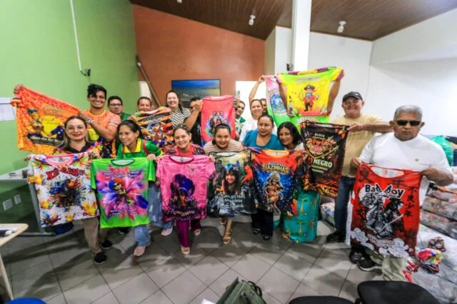 Prefeitura de Parintins entrega abadás e camisas para fortalecer blocos do Carnailha 2026