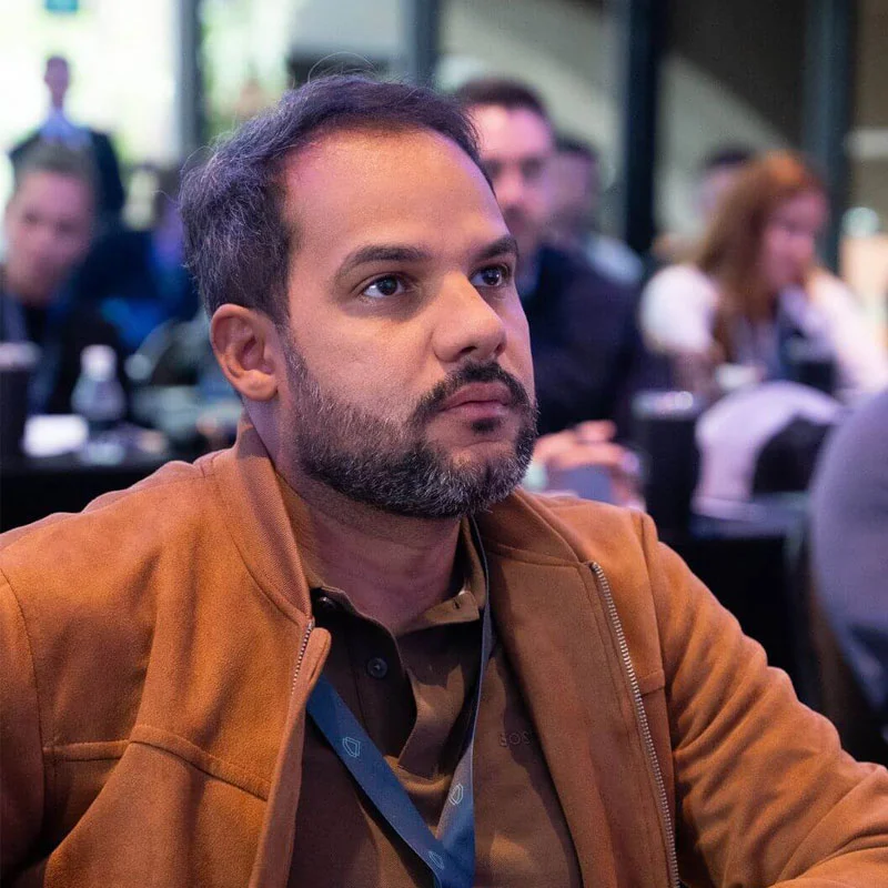 Carnaval sem cansaço: especialista ensina como se preparar fisicamente para a folia Fundador da DNV Brands explica como treinos curtos ajudam a melhorar resistência, fôlego e disposição durante a maratona de blocos São Paulo, janeiro de 2026 - Com dias intensos de blocos, festas e horas seguidas em pé, o Carnaval exige mais do corpo do que muita gente imagina. Não à toa, especialistas em atividade física têm reforçado a importância de encarar o período como uma verdadeira “maratona de diversão”, que pede preparo prévio, rotina organizada e atenção à recuperação. Em São Paulo, por exemplo, o público estimado para estar nas ruas é de 16 milhões, segundo a Prefeitura. Segundo Bruno Homero, CEO da DNVB Brands, grupo responsável pela Born Active, marca de equipamentos fitness residenciais, pequenas mudanças na rotina nas semanas que antecedem o Carnaval já fazem diferença significativa no desempenho físico durante a folia. “Não se trata de buscar estética ou treinos extremos, mas de preparar o corpo para longos períodos de movimento, calor e esforço contínuo”, explica. Para aguentar os dias de festas, o especialista separou cinco dicas para os que gostam da folia: 1- Como organizar a rotina antes do Carnaval Homero reforça que o ideal é apostar em treinos curtos e consistentes, realizados em casa. Sessões de 20 a 40 minutos, entre três e cinco vezes por semana, já são suficientes para melhorar resistência, fôlego e disposição. “Quando pensamos no evento como uma sequência de dias intensos, a constância é mais importante do que a intensidade. O corpo responde melhor a estímulos regulares do que a treinos pesados feitos de forma esporádica”, afirma. Além disso, manter horários regulares de sono, hidratação adequada e alimentação equilibrada contribui para chegar aos dias de festa com mais energia. 2- Movimento leve também conta durante a folia Durante o Carnaval, a recomendação não é interromper totalmente o movimento, mas adaptá-lo. Alongamentos ao acordar, exercícios de mobilidade articular, caminhadas curtas ou alguns minutos de exercícios respiratórios ajudam a estimular a circulação e reduzir o cansaço acumulado entre um dia de festa e outro. “A ideia não é treinar pesado, e sim manter o corpo ativo. Esses movimentos leves ajudam na recuperação muscular e diminuem aquela sensação de corpo ‘travado’ após horas dançando ou caminhando”, explica o CEO. 3- Treinos em casa ajudam a melhorar a resistência Para quem quer chegar ao Carnaval com mais preparo, os treinos funcionais e aeróbicos feitos em casa são grandes aliados. Exercícios como agachamentos, polichinelos, circuitos de baixo impacto e treinos contínuos em esteiras residenciais ajudam a melhorar o condicionamento cardiorrespiratório. “O foco deve ser manter o corpo em atividade por mais tempo, com intensidade moderada, simulando o esforço prolongado que acontece durante os dias de festa”, destaca Homero. 4- Frequência ideal: resistência acima da estética Quando o objetivo é resistência - e não apenas estética - , a recomendação é treinar de quatro a cinco vezes por semana, com sessões de 30 a 45 minutos. A progressão gradual também é essencial. “Aumentar aos poucos o tempo ou a intensidade evita sobrecargas e melhora o fôlego de forma sustentável. Isso se reflete diretamente na disposição para encarar horas de Carnaval sem exaustão precoce”, pontua. 5- Caminhada leve ajuda na recuperação pós-Carnaval Após os excessos comuns do período, a caminhada leve é uma das estratégias mais indicadas para recuperação ativa. Além de estimular a circulação, ela ajuda no metabolismo e reduz a sensação de inchaço e cansaço. “Equipamentos como esteiras residenciais permitem que essa prática seja feita no conforto de casa, de forma controlada e segura, respeitando o ritmo do corpo. Associada à hidratação e a uma alimentação mais leve, essa rotina ajuda a retomar o equilíbrio sem sobrecarregar o organismo”, conclui. Sobre a Born Active A Born Active é uma marca de equipamentos fitness que nasceu com o objetivo de transformar a maneira como as pessoas encaram a prática de exercícios físicos. A empresa acredita que o fitness não é apenas uma atividade, mas sim um estilo de vida que pode ser incorporado de forma prática e conveniente no dia a dia. Para mais informações, acesse: https://bornactive.com.br/.