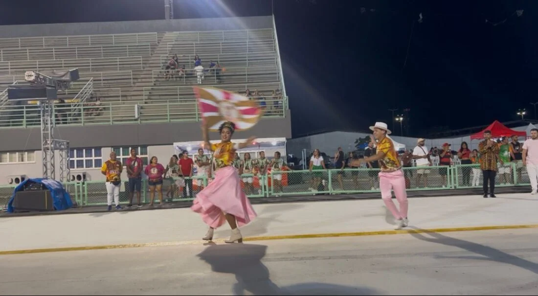 Com entrada gratuita, gigantes do Carnaval como Aparecida, Reino Unido e A Grande Família fazem os últimos ajustes para o desfile oficial; Grupos de Acesso abriram a temporada com espetáculo de temas e cores.