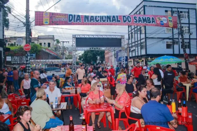 Tradicional Bloco do Caldeira agita o Centro de Manaus com marchinhas e samba na segunda-feira de Carnaval - pORTAL rEMADOR