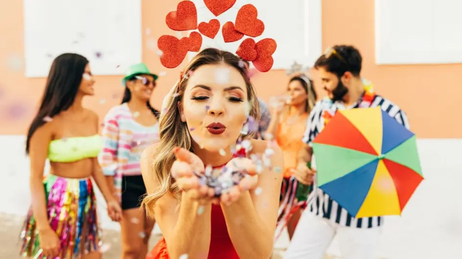 Carnaval 2026: customização criativa transforma abadá e top em looks únicos para a folia