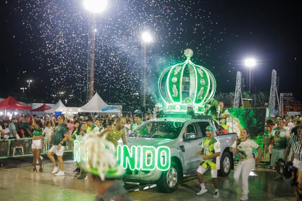 Reino Unido da Liberdade transforma o Sambódromo em espetáculo a céu aberto durante ensaio técnico