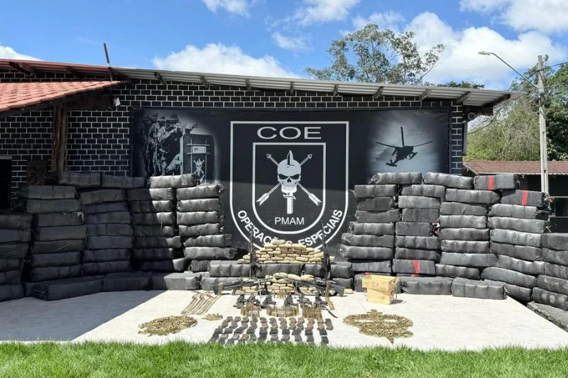 Polícia Militar apreende 4 toneladas de drogas e fuzis calibre .50 no Amazonas