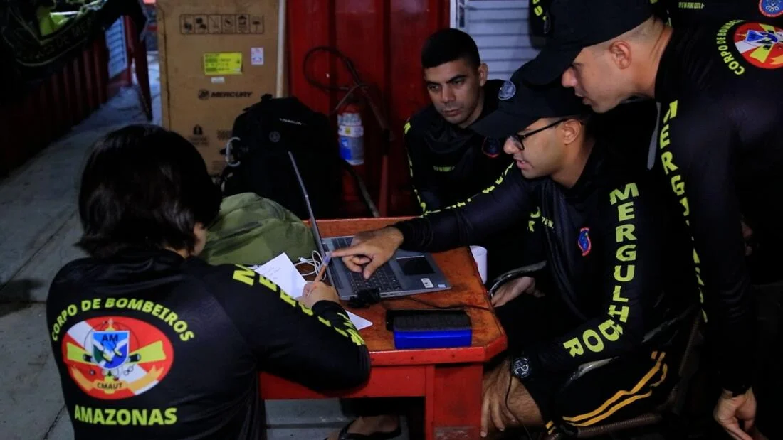Caçada no Rio Amazonas: Bombeiros usam sonares e helicóptero para localizar 5 desaparecidos de naufrágio