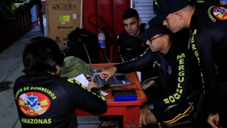 Caçada no Rio Amazonas: Bombeiros usam sonares e helicóptero para localizar 5 desaparecidos de naufrágio