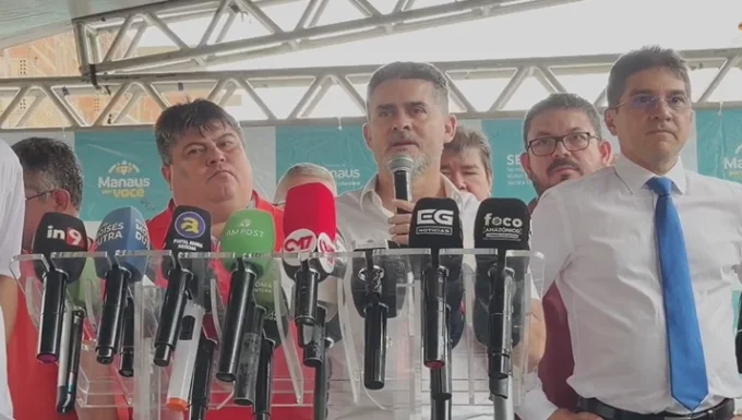 Prefeito de Manaus expõe dívida milionária do Passe Livre e manda recado duro ao Governo durante entrega de CRAS