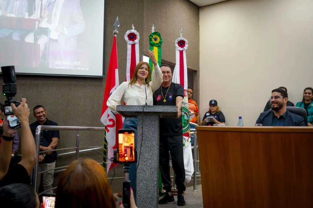 Fernanda Aryel representa David Almeida em evento que marca nova fase do PDT no Amazonas