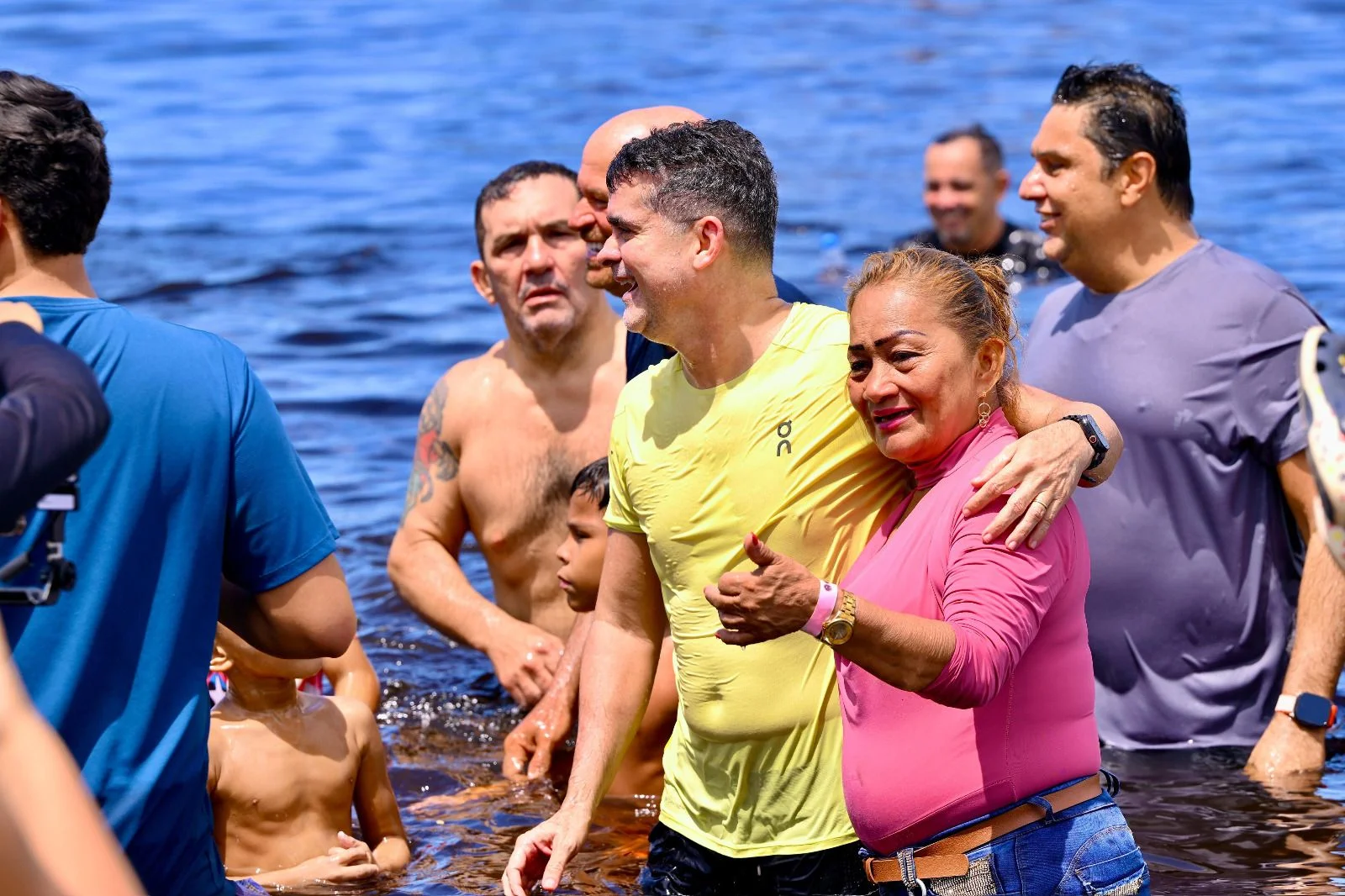 David Almeida mergulha no Rio Negro e entrega revitalização da praia da Ponta Branca na zona Sul - Portal Remador