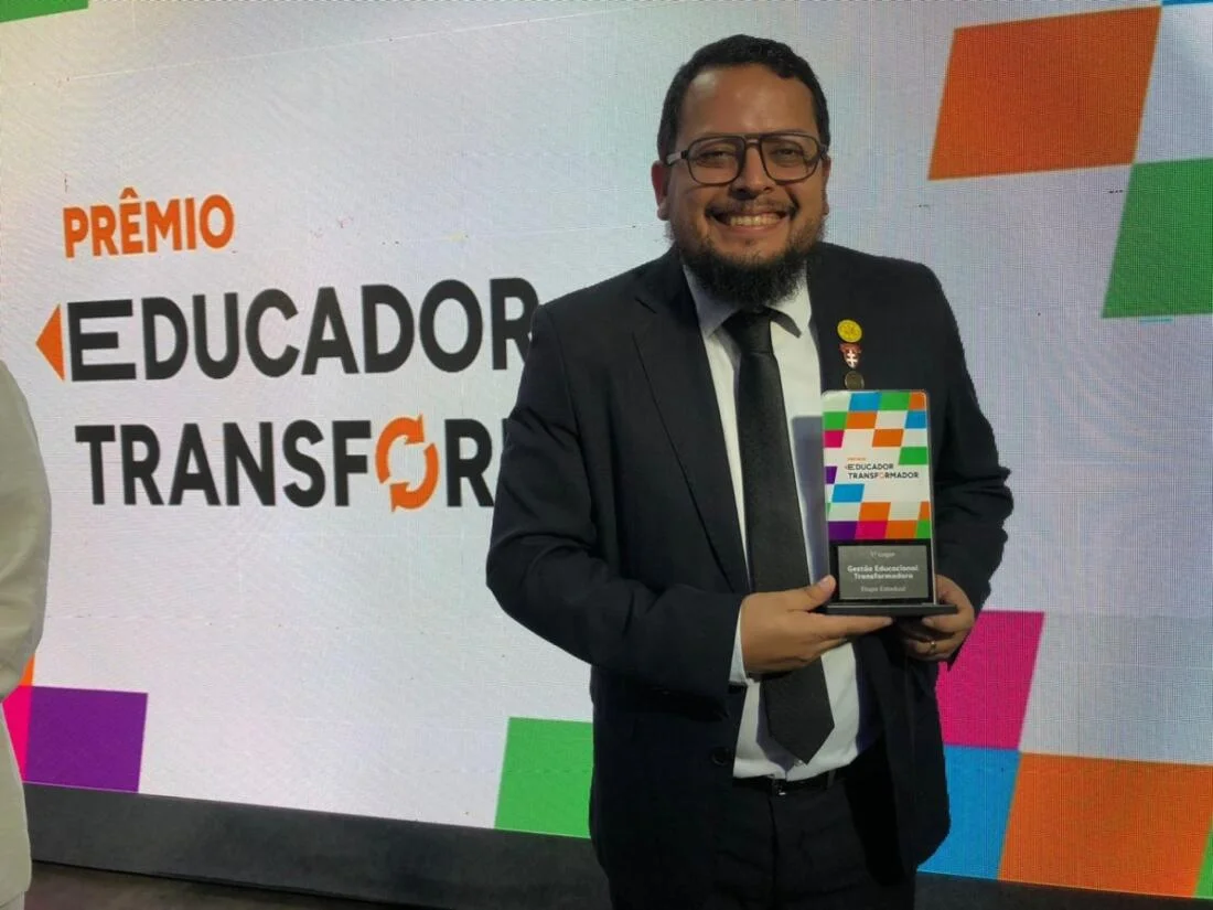 Diretor do Cemeja Professor Samuel Benchimol, Rodrigo Barbosa Froés, com troféu da etapa estadual do Prêmio “Educador Transformador” do Sebrae - Portal Remador