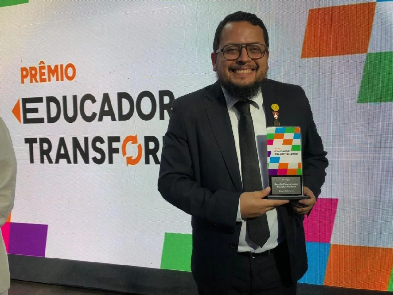 Diretor do Cemeja Professor Samuel Benchimol, Rodrigo Barbosa Froés, com troféu da etapa estadual do Prêmio “Educador Transformador” do Sebrae - Portal Remador