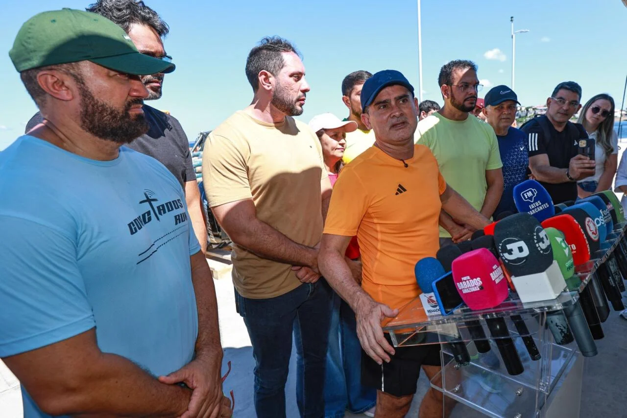 David Almeida envia 380 toneladas de material para extinguir últimas escolas de madeira em Manaus