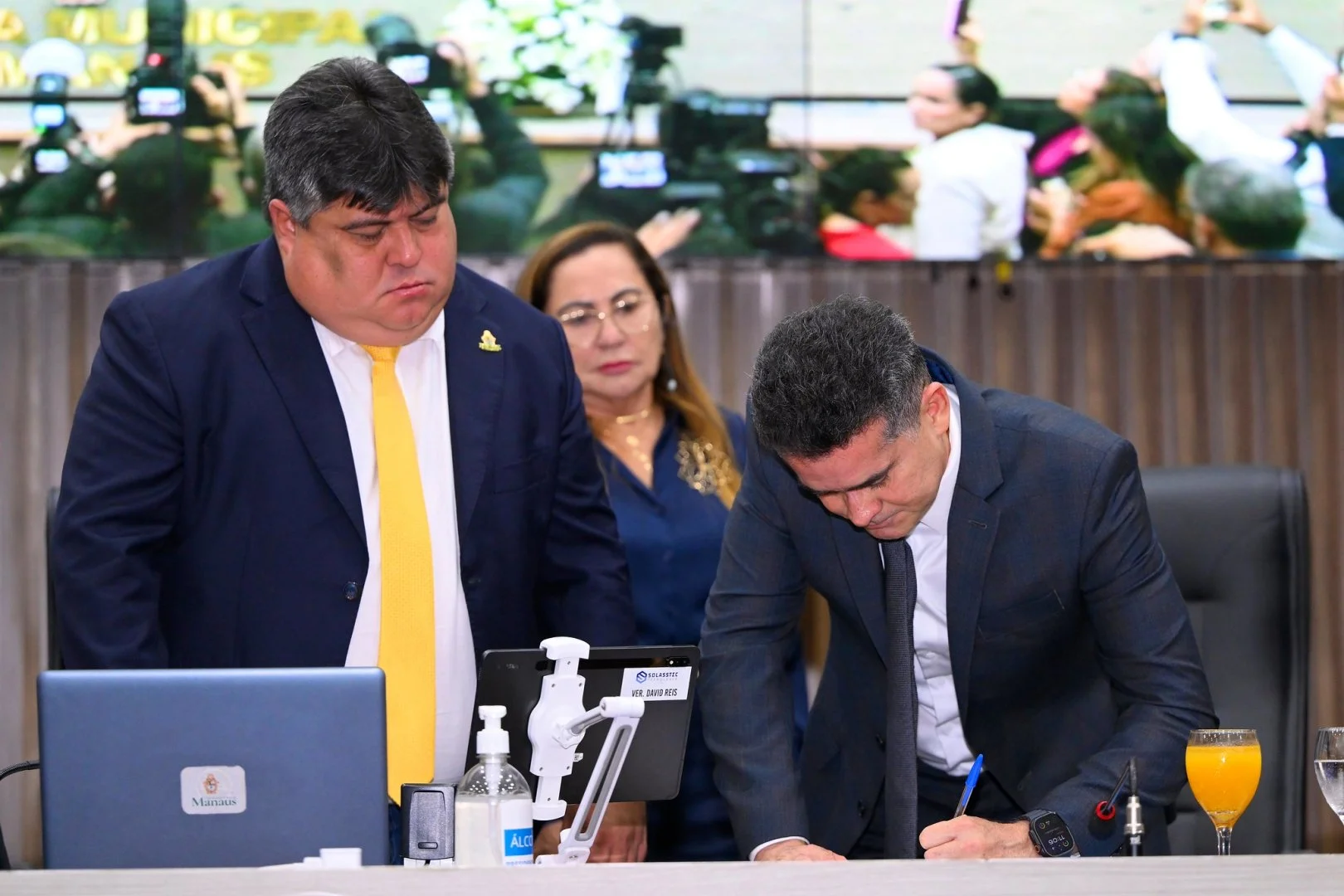 David Almeida renuncia à Prefeitura de Manaus e Renato Junior assume o comando da capital