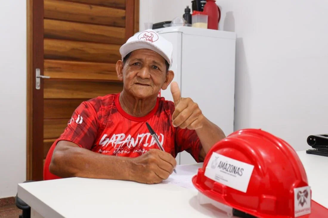 Boi Garantido antecipa salários e reforça segurança no galpão com entrega de EPIs