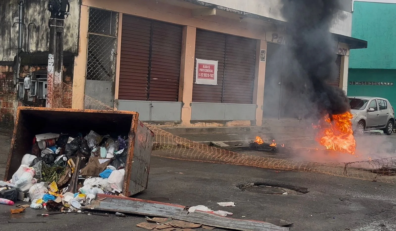 Moradores do São Lázaro queimam pneus em protesto após forte temporal em Manaus - pORTAL REMADOR