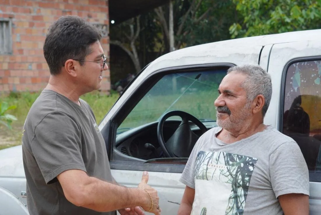 Vereador Jander Lobato enfrenta chuva e lama ao visitar comunidades no Ramal do Brasileirinho